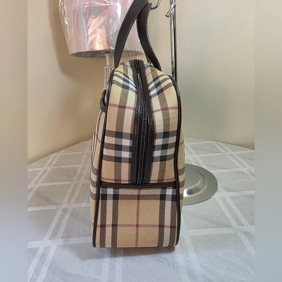 Burberry Vintage Overnight Bag. EUC - Picture 5 of 14